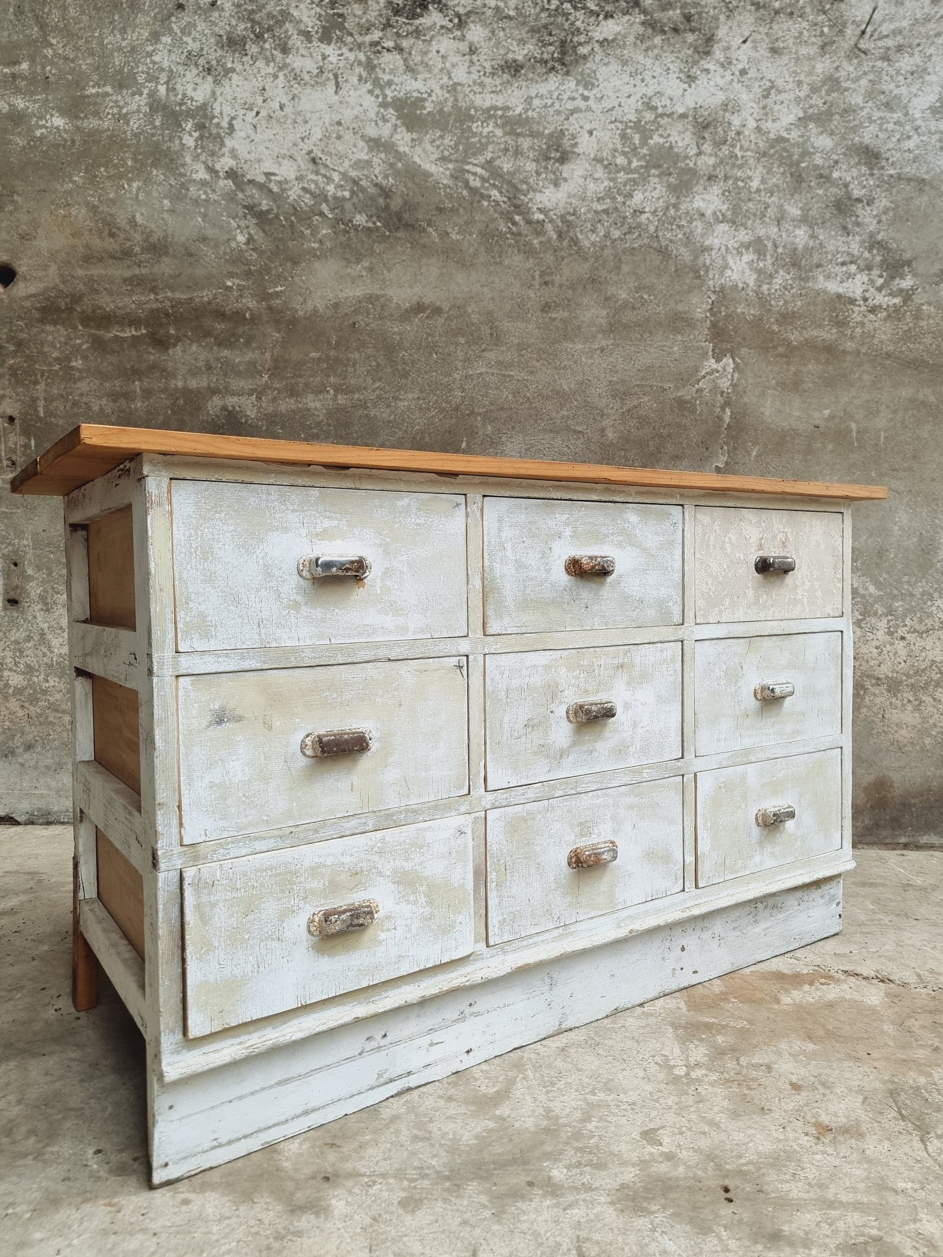 Chest of drawers