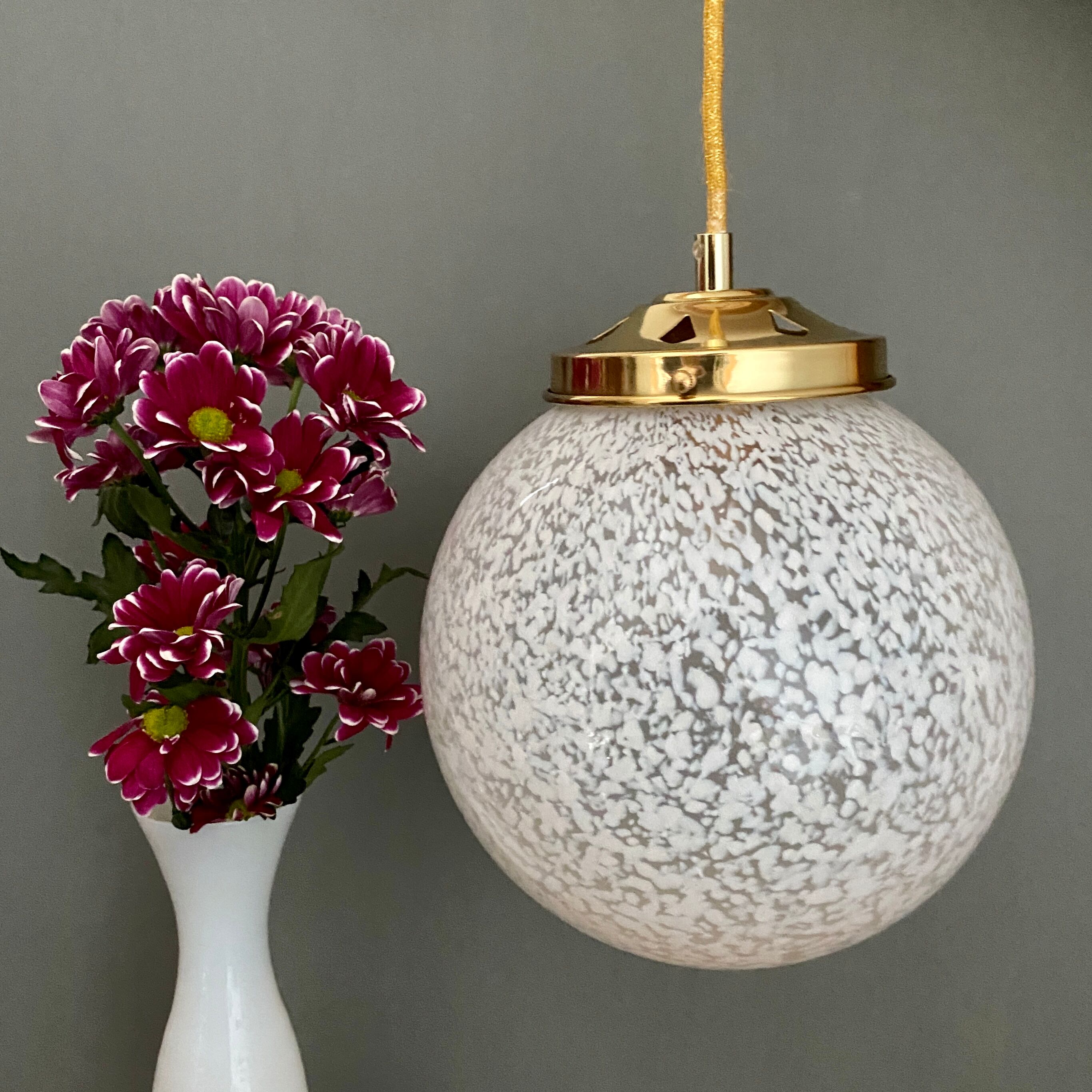 Suspension globe vintage en verre de Clichy blanc