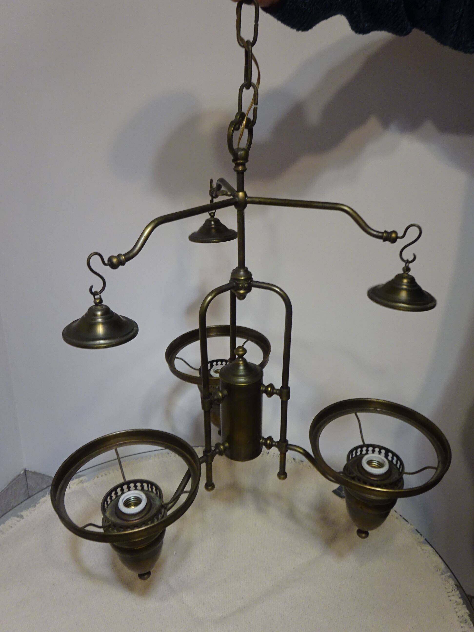 Large 3-light chandelier in glass, opaline and brass