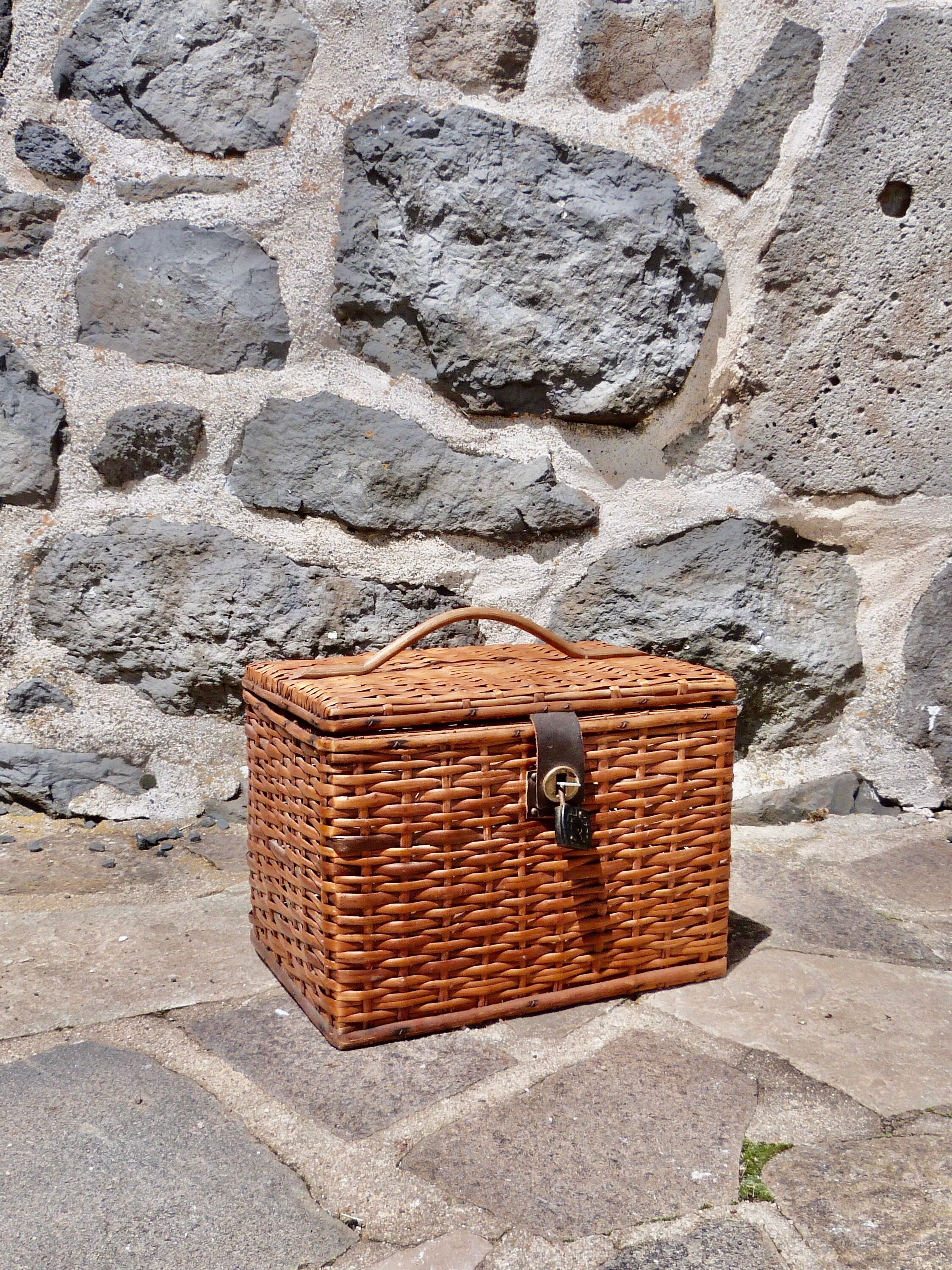 Wicker basket with padlock