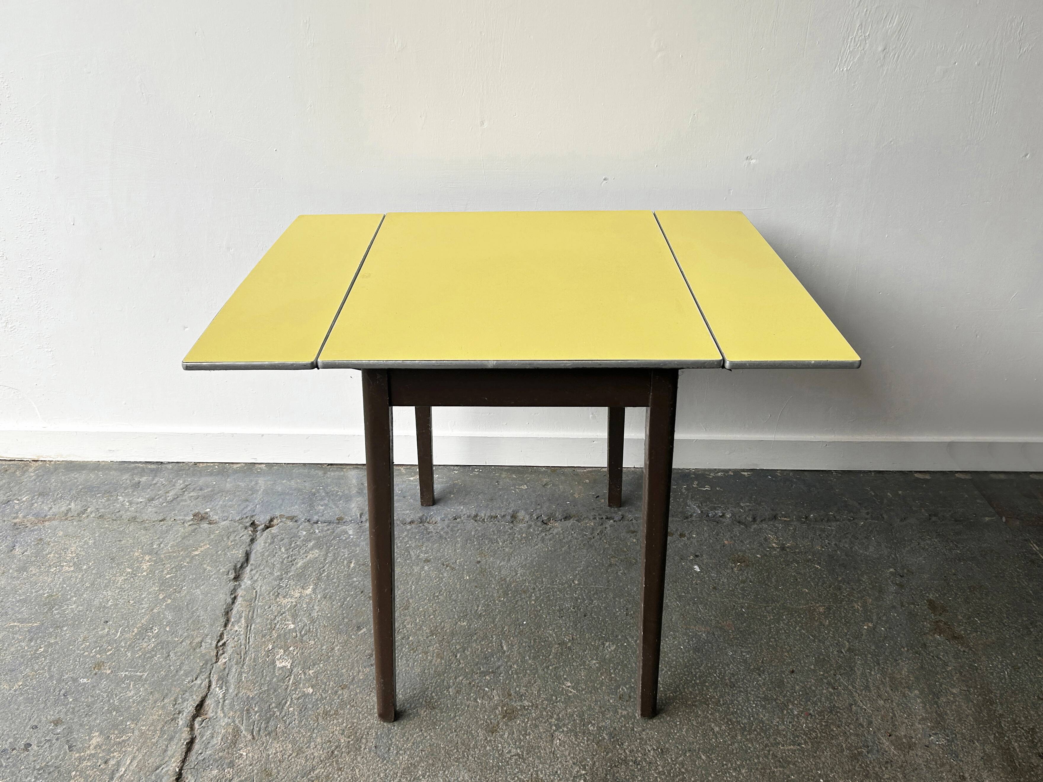 Mid-Century vintage 1960s dining / kitchen / Formica drop leaf table