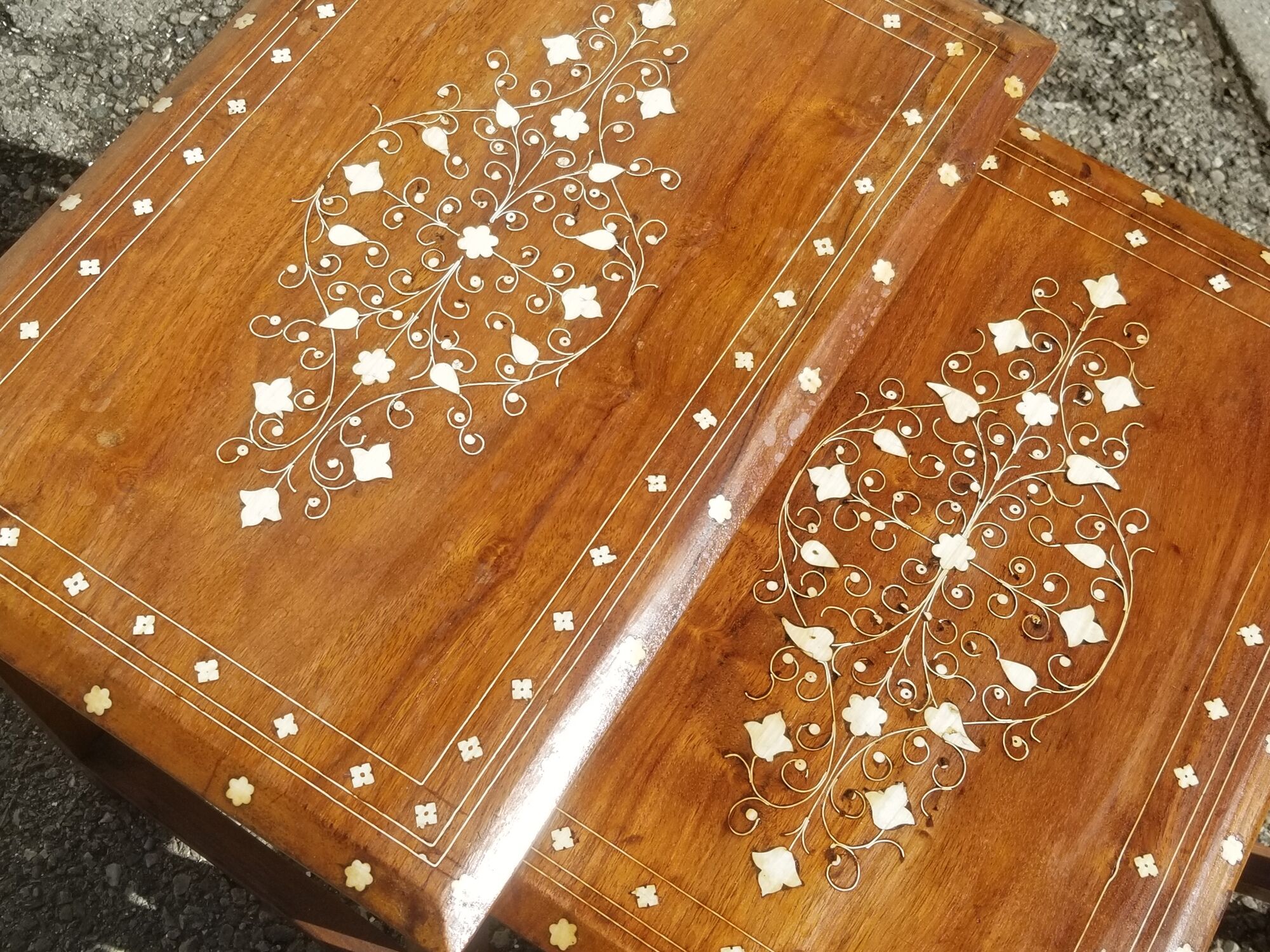 Series of 4 wooden trundle tables with mother-of-pearl inlays, Orient XXth