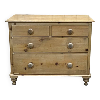 19th century English chest of drawers in fir with its wooden buttons