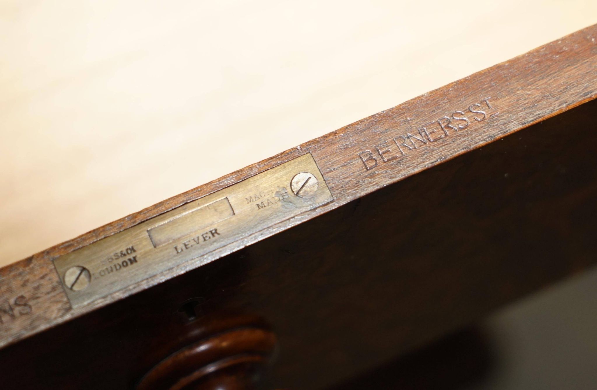 Commode militaire Howard & Son 1881 par Sir C Pigott