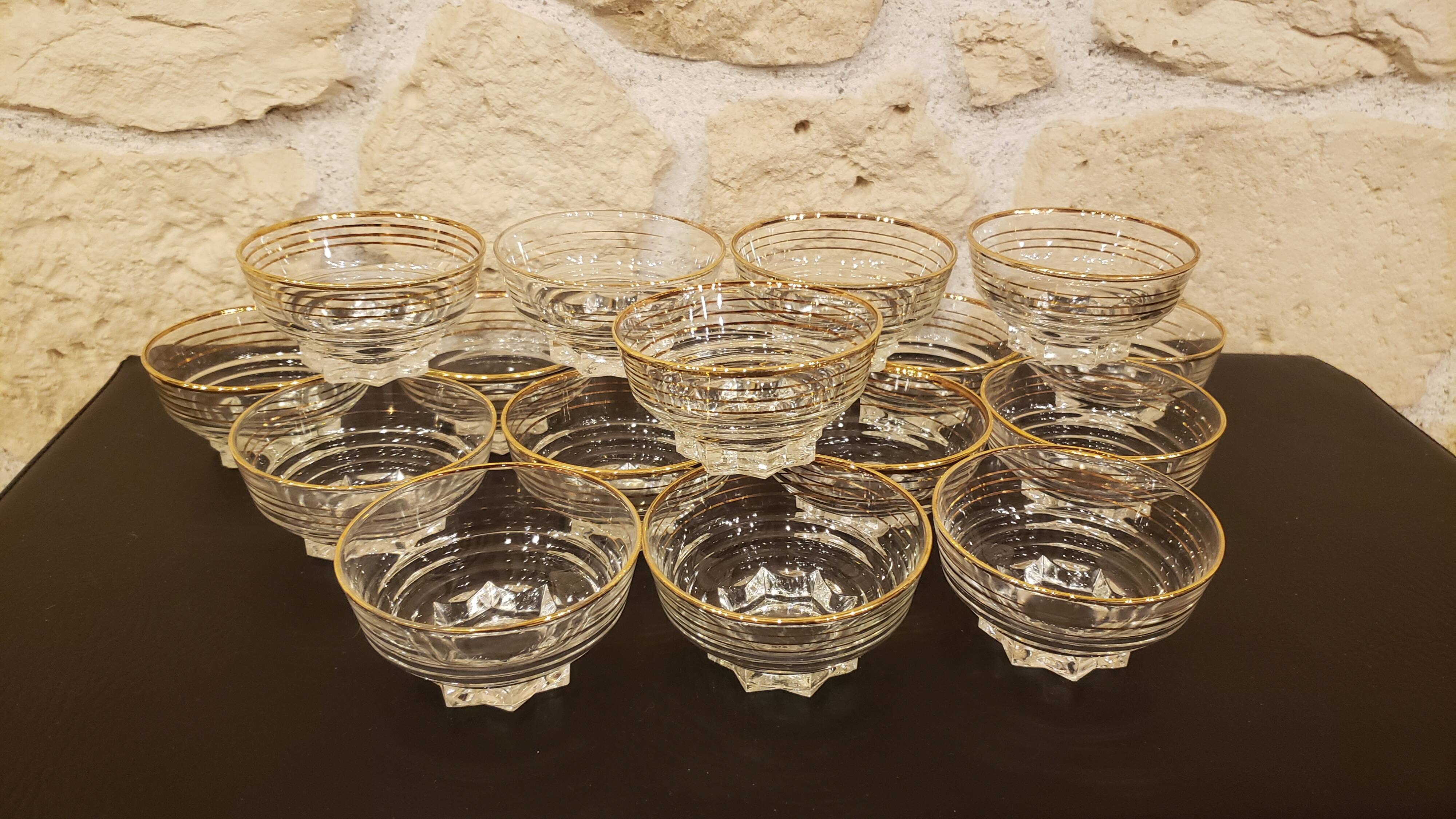 Ensemble de 17 coupelles élégantes lisérés dorés