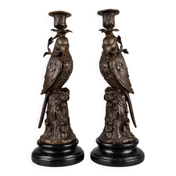 Paire de bougeoirs aux perroquets en bronze patiné sur socles noirs – style Napoléon III / XIXe
