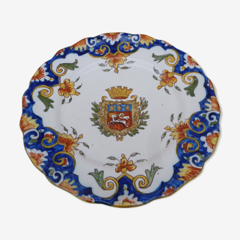 Assiette XVIII eme chantournée  en faience de  Rouen avec blason et motifs floraux