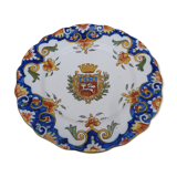 Assiette XVIII eme chantournée  en faience de  Rouen avec blason et motifs floraux