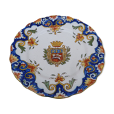 Assiette XVIII eme chantournée  en faience de  Rouen avec blason et motifs floraux