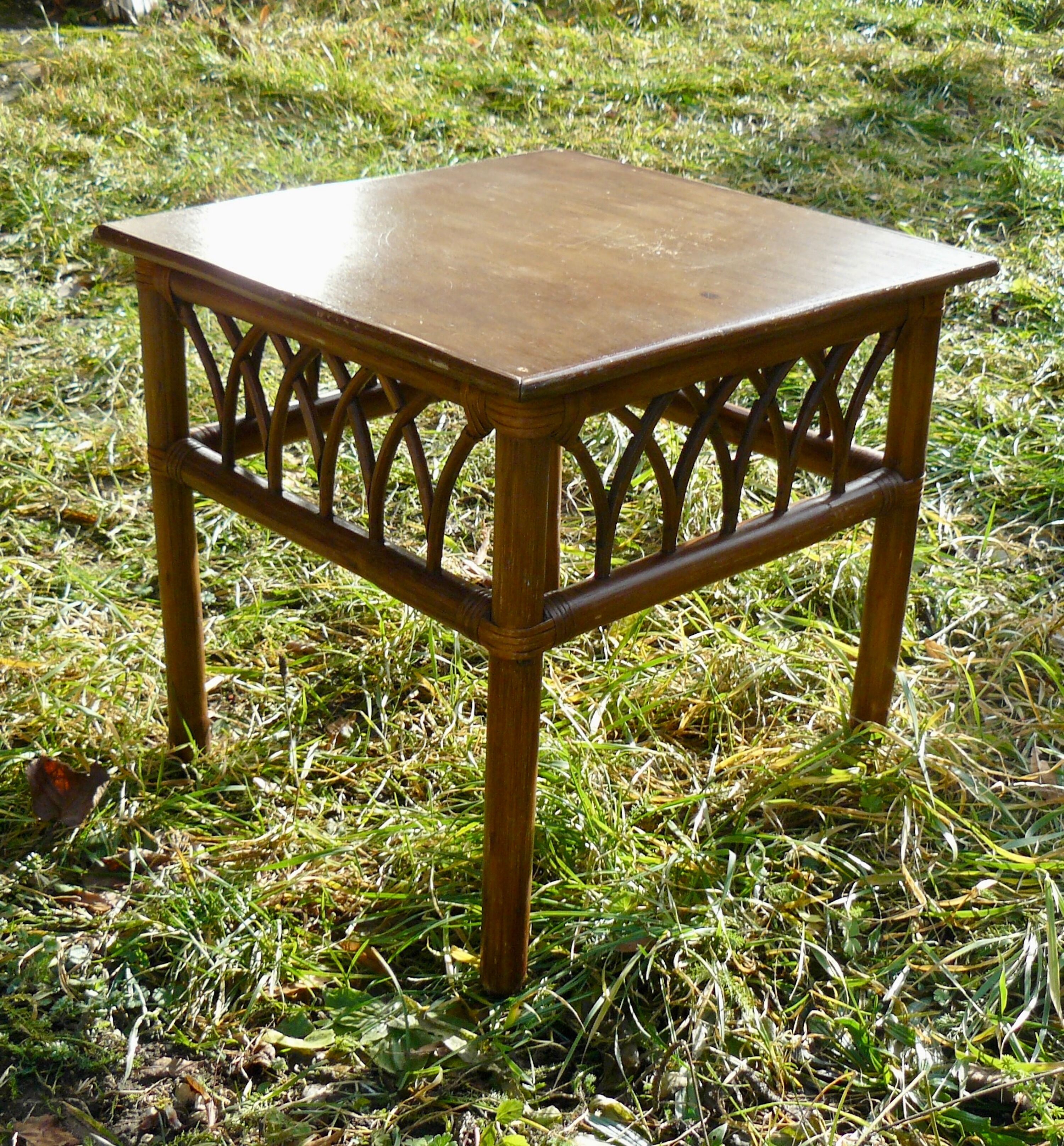 Table d'appoint rotin vintage 1970