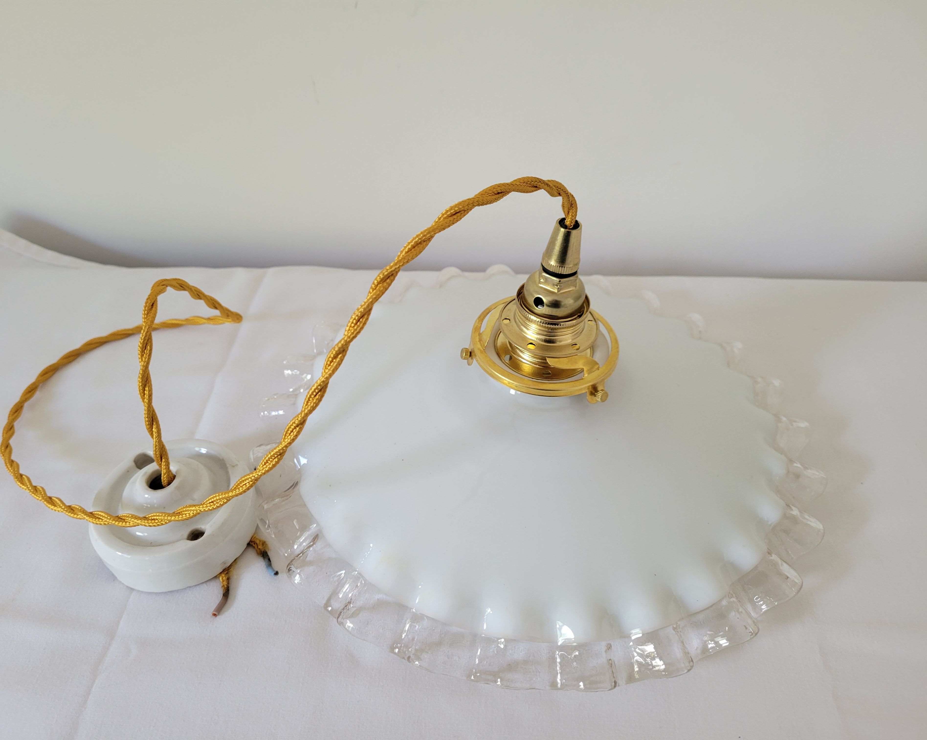 Serrated opaline suspension