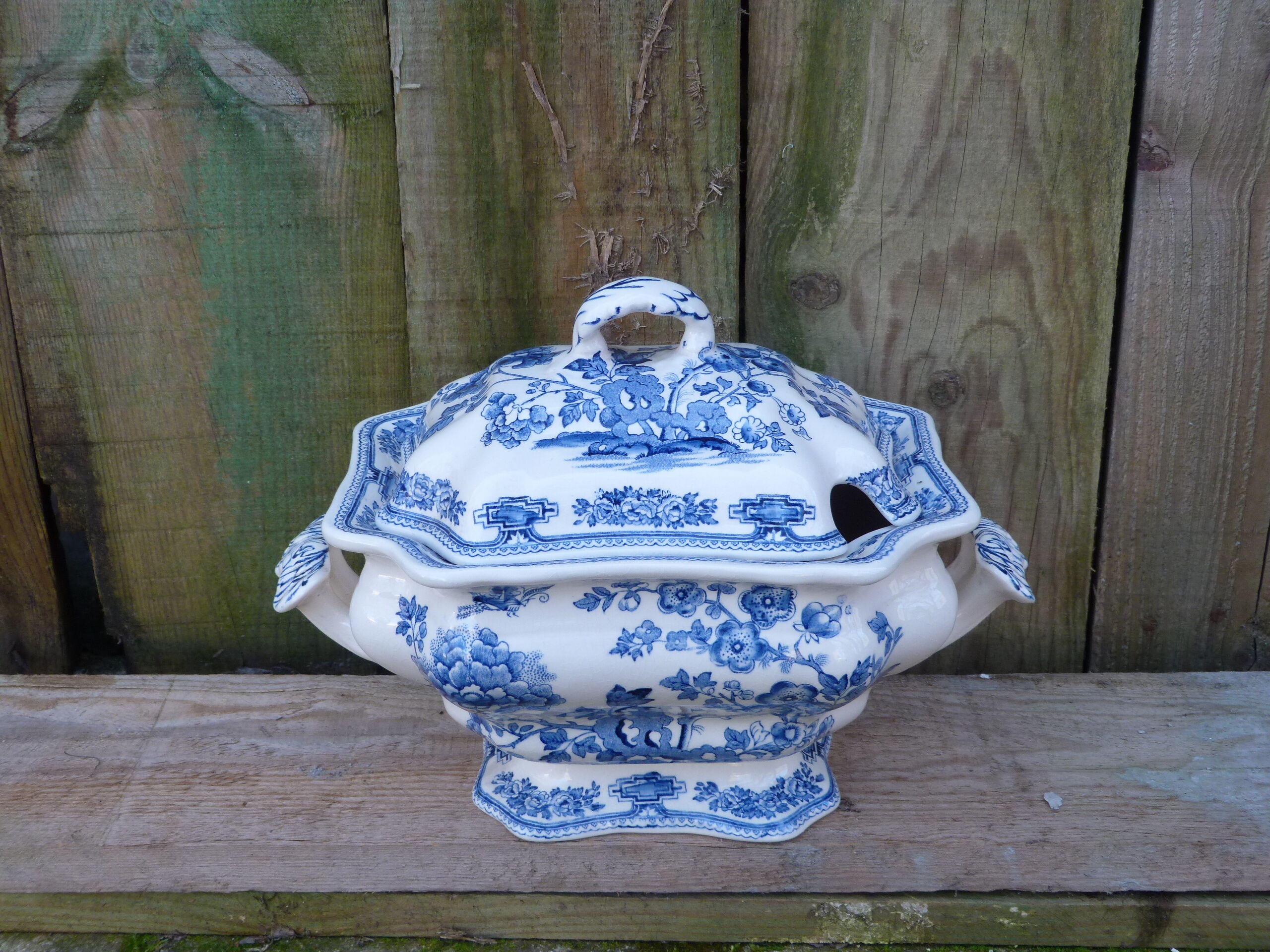 Old English tureen Mason's blue floral pattern