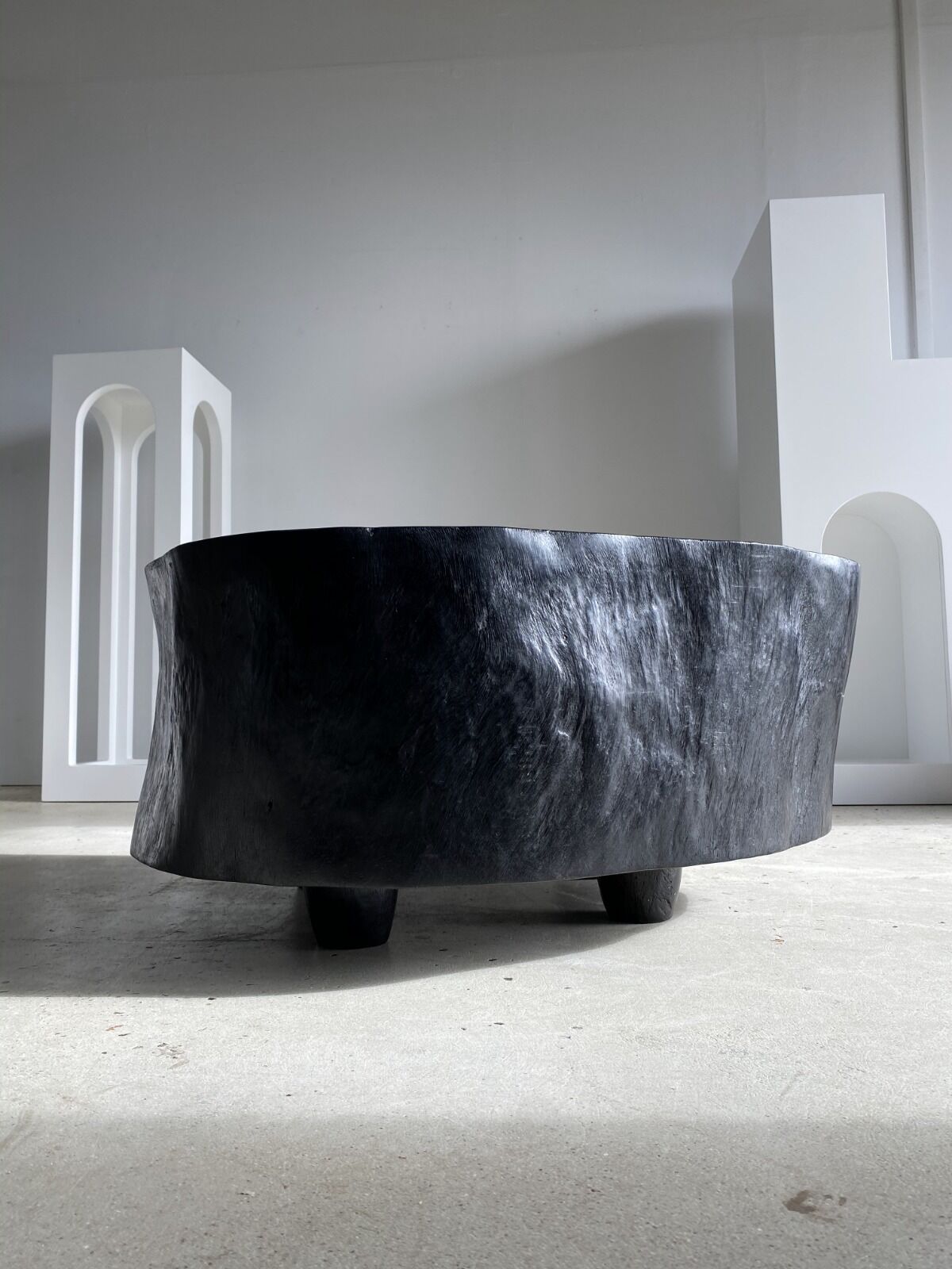 Table basse noire en bois massif