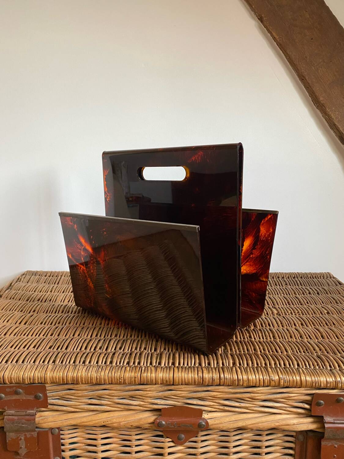 Vintage magazine holder in plexi / imitation scales - brass borders
