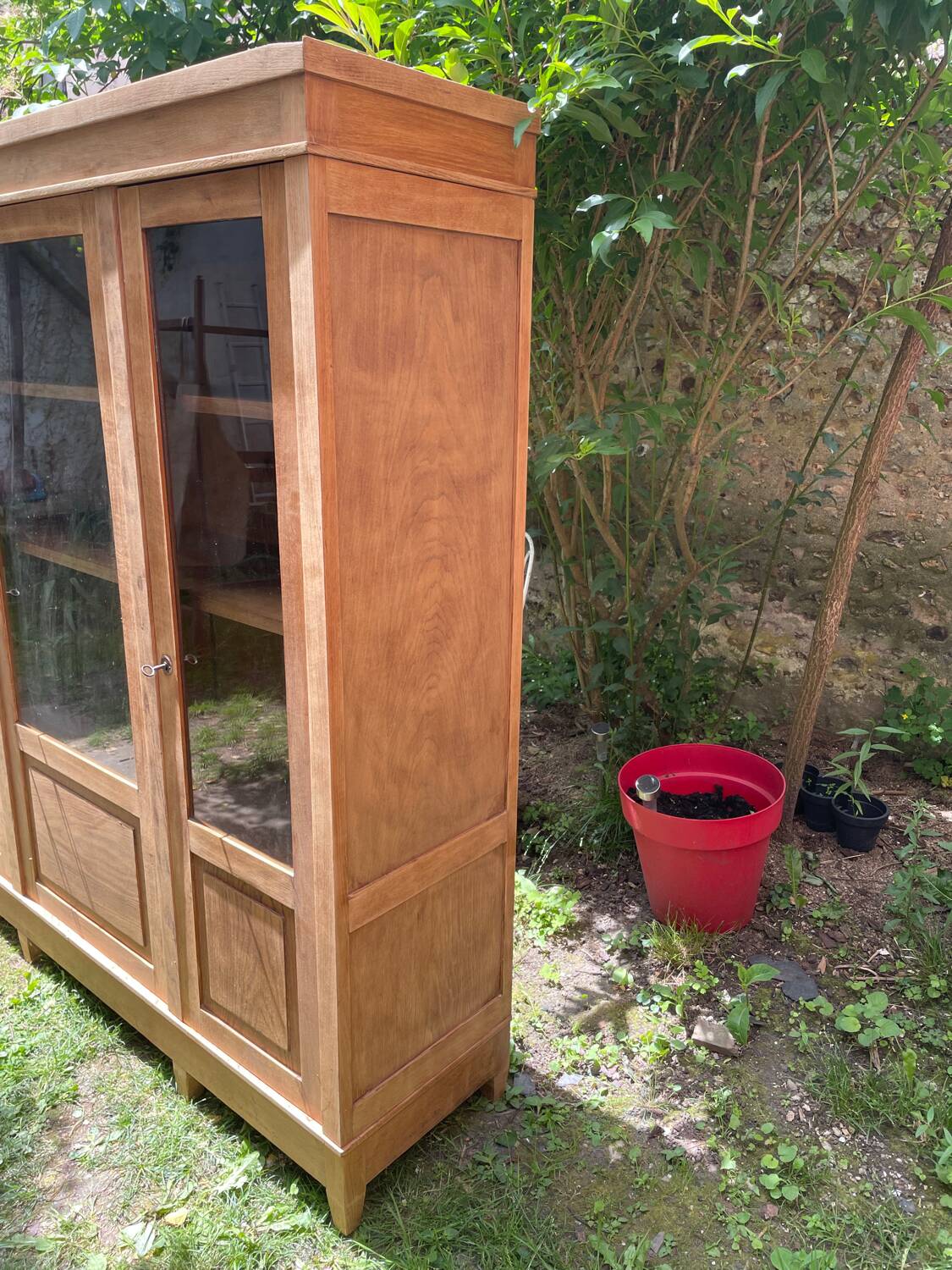 Raw wood display case with 3 doors, oak