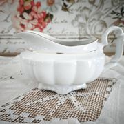 Saucière en porcelaine Manufacture blanche double filet or peint à la main