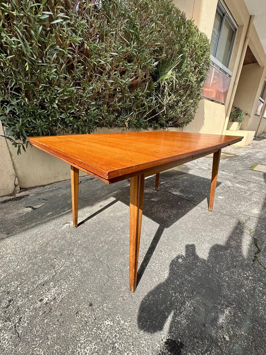 Scandinavian extendable dining table in teak veneer.
