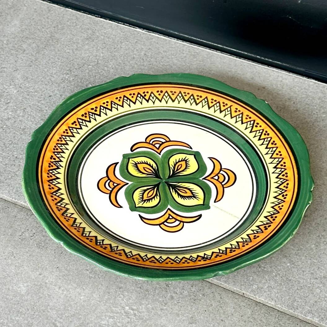 Henriot Quimper Breton earthenware plate – green-yellow-orange geometric pattern – Ø 24 cm