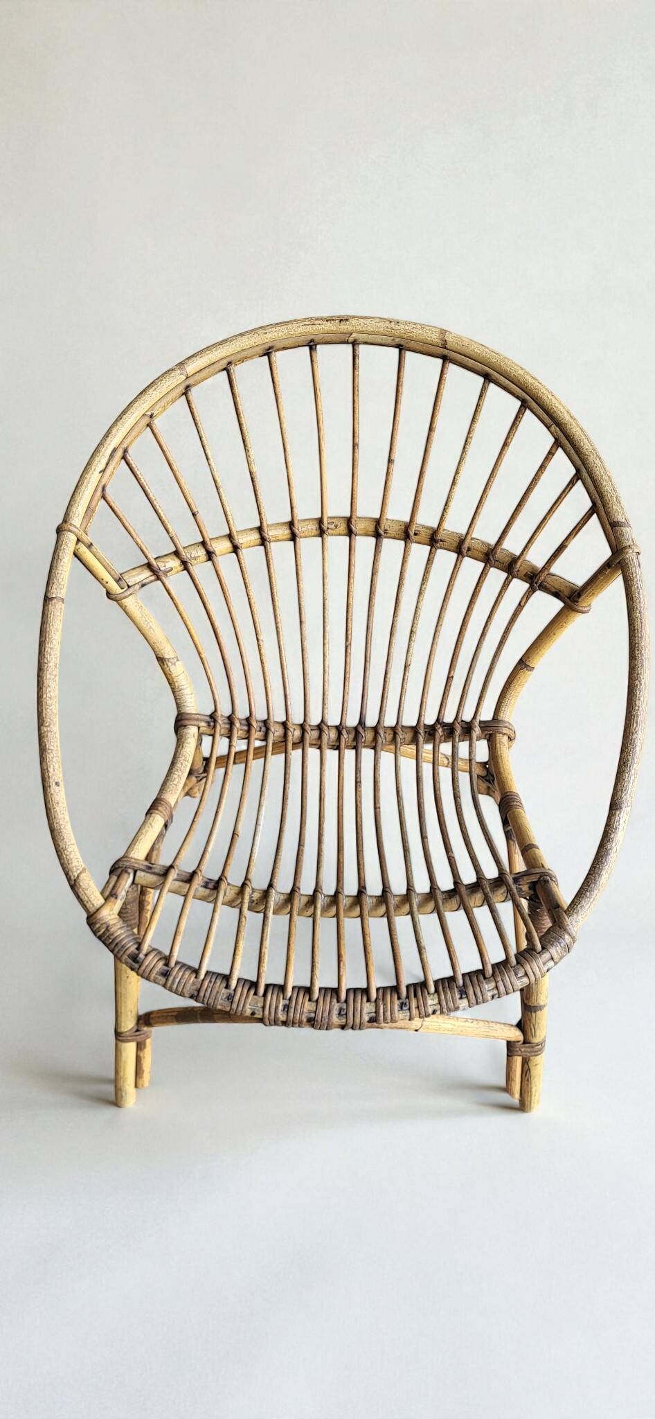 Salon, shell chairs in rattan from the 1960s.