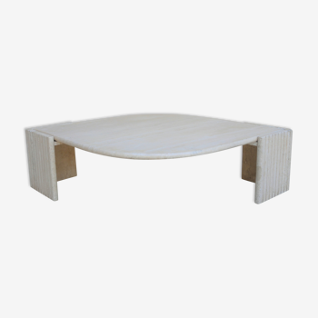 Table basse en travertin par les éditions Roche Bobois