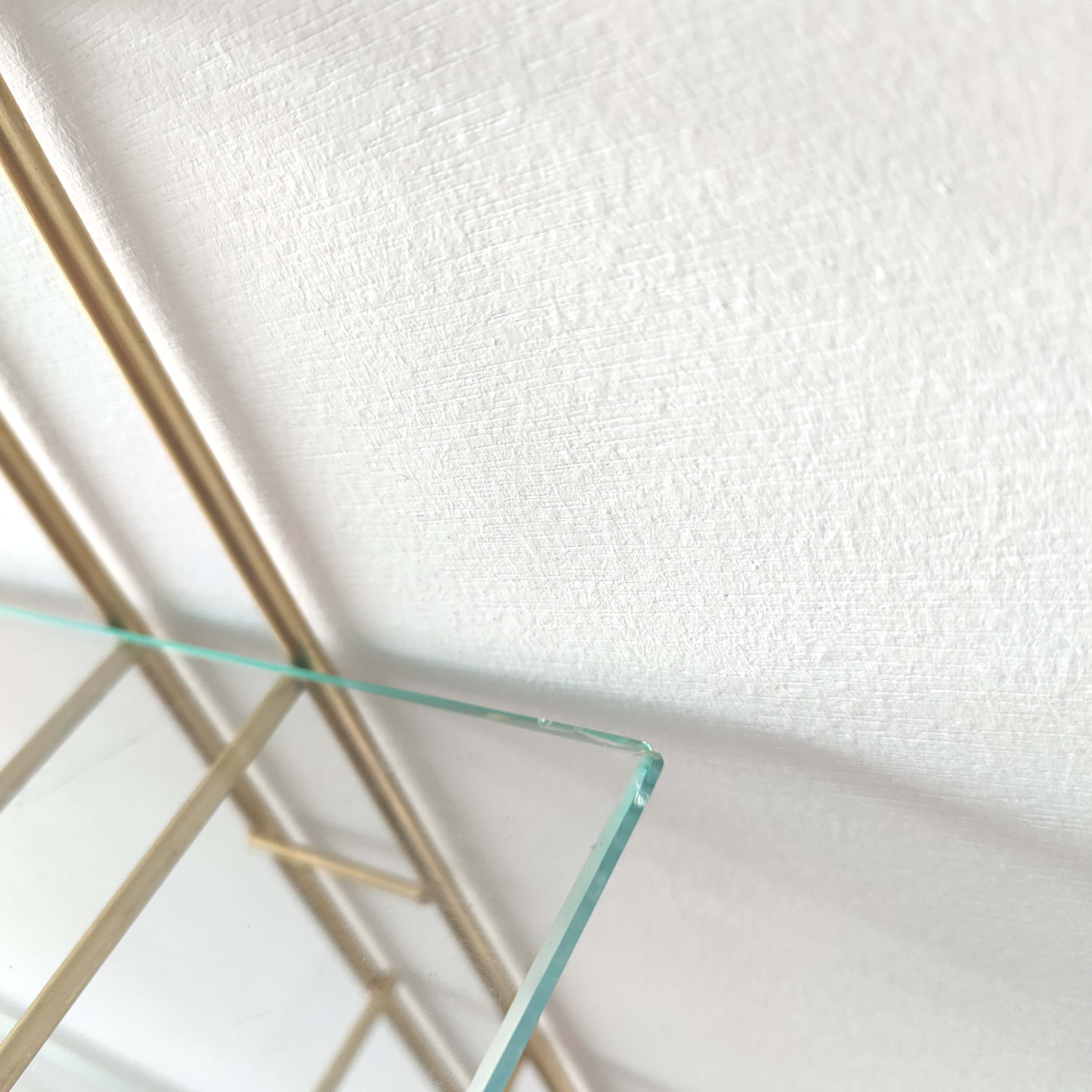 Etagère murale dorée et verre