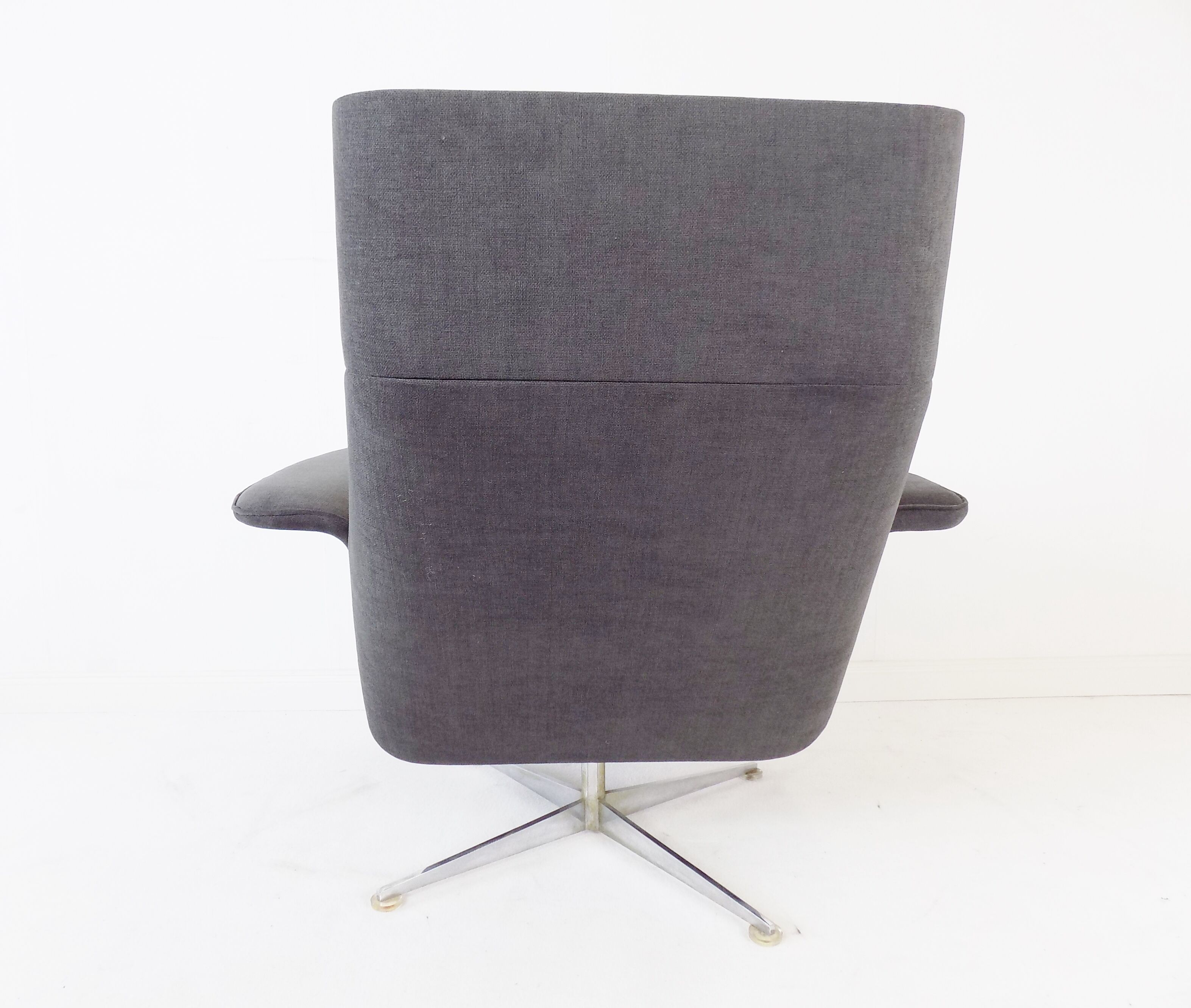 Fauteuil Kaufeld Siesta 62  grise avec pouf par Jacques Brule