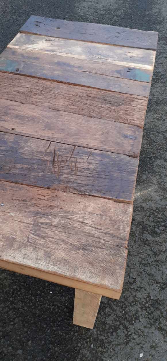 Table basse style brutaliste