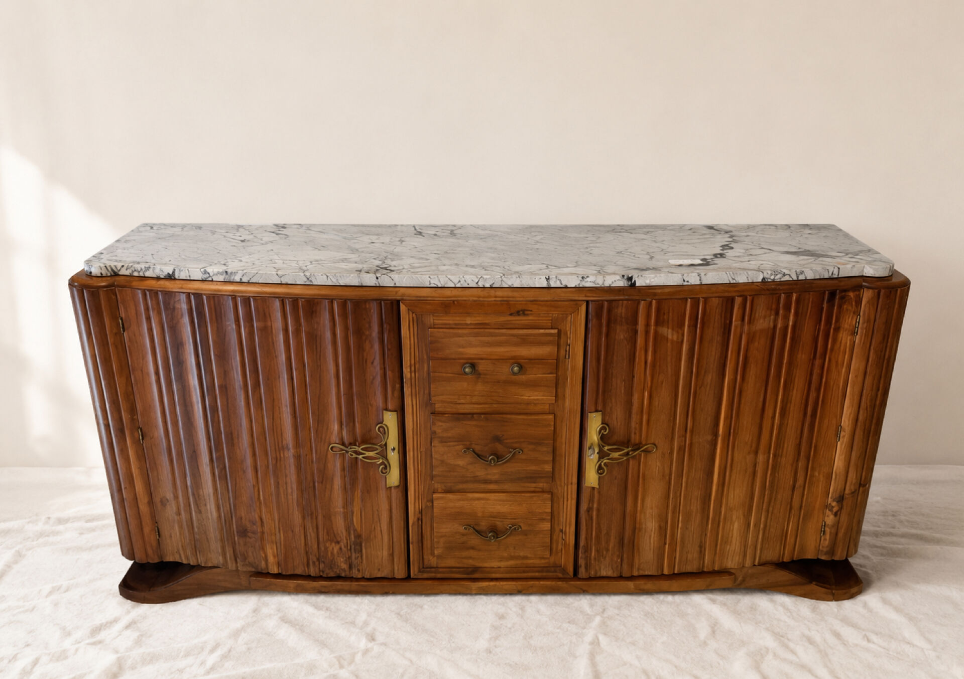 Art Deco buffet in fluted wood and veined marble