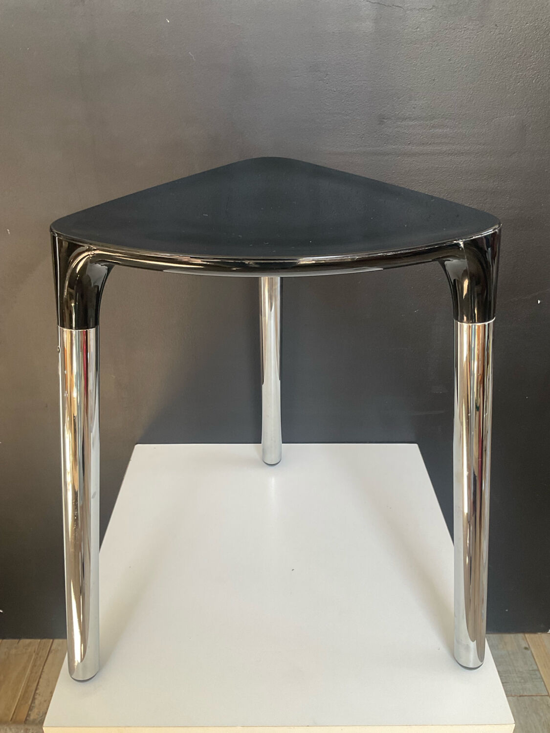 Tabouret italien tripode