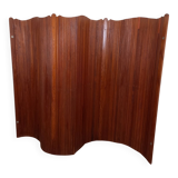 Undulating slatted screen