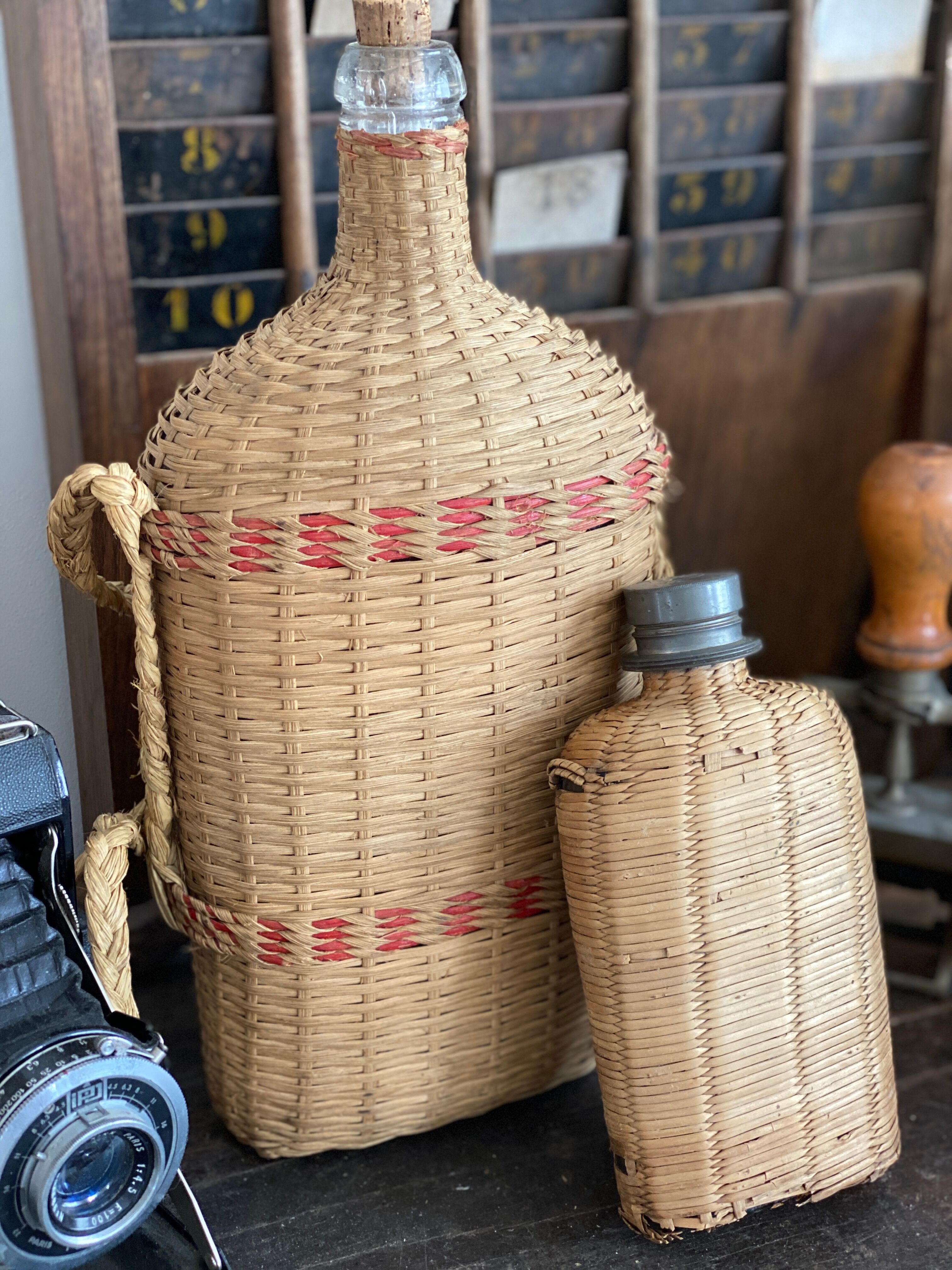 Duo de bouteilles en rotin