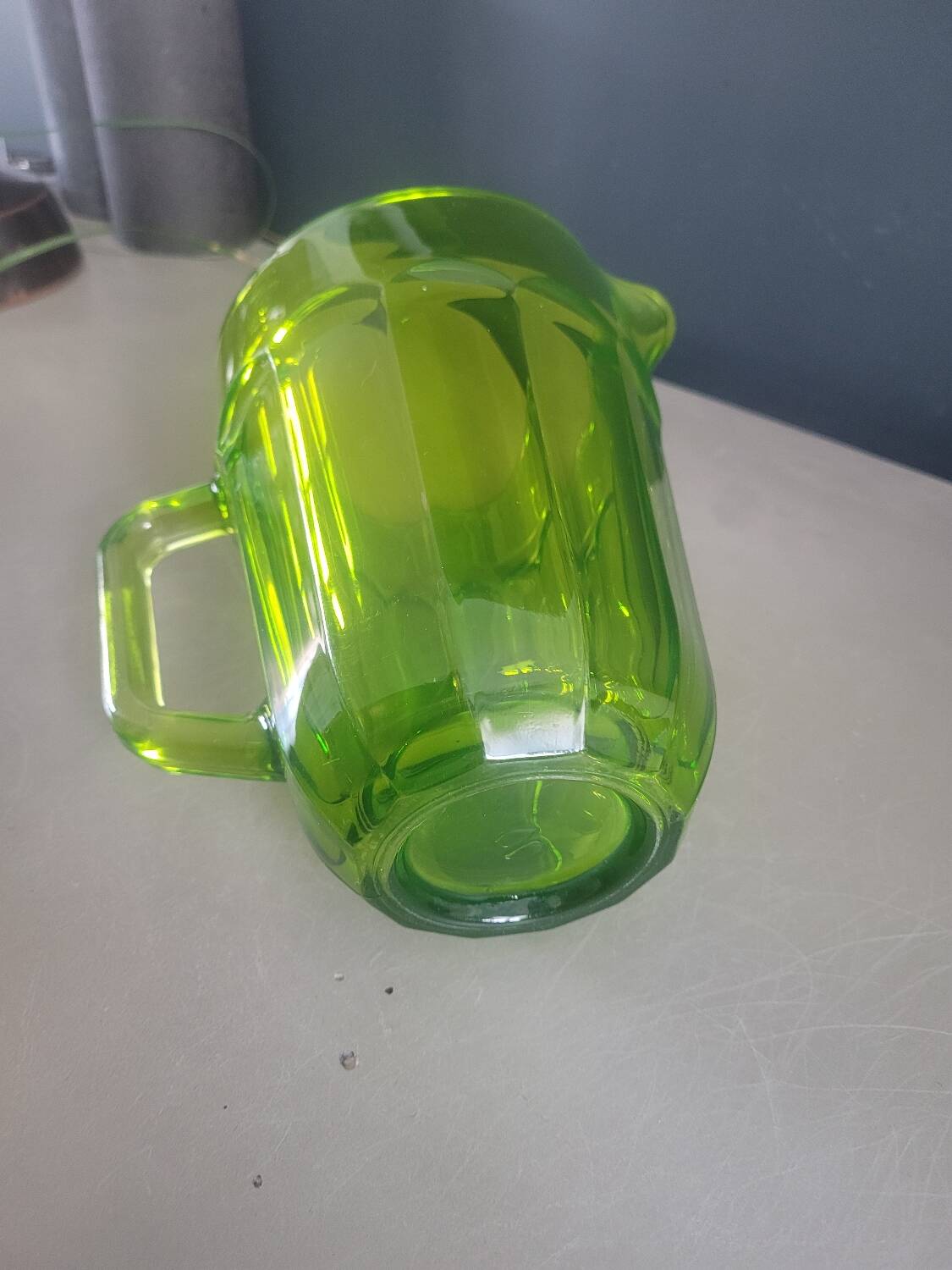 Pichet vintage en verre moulé vert