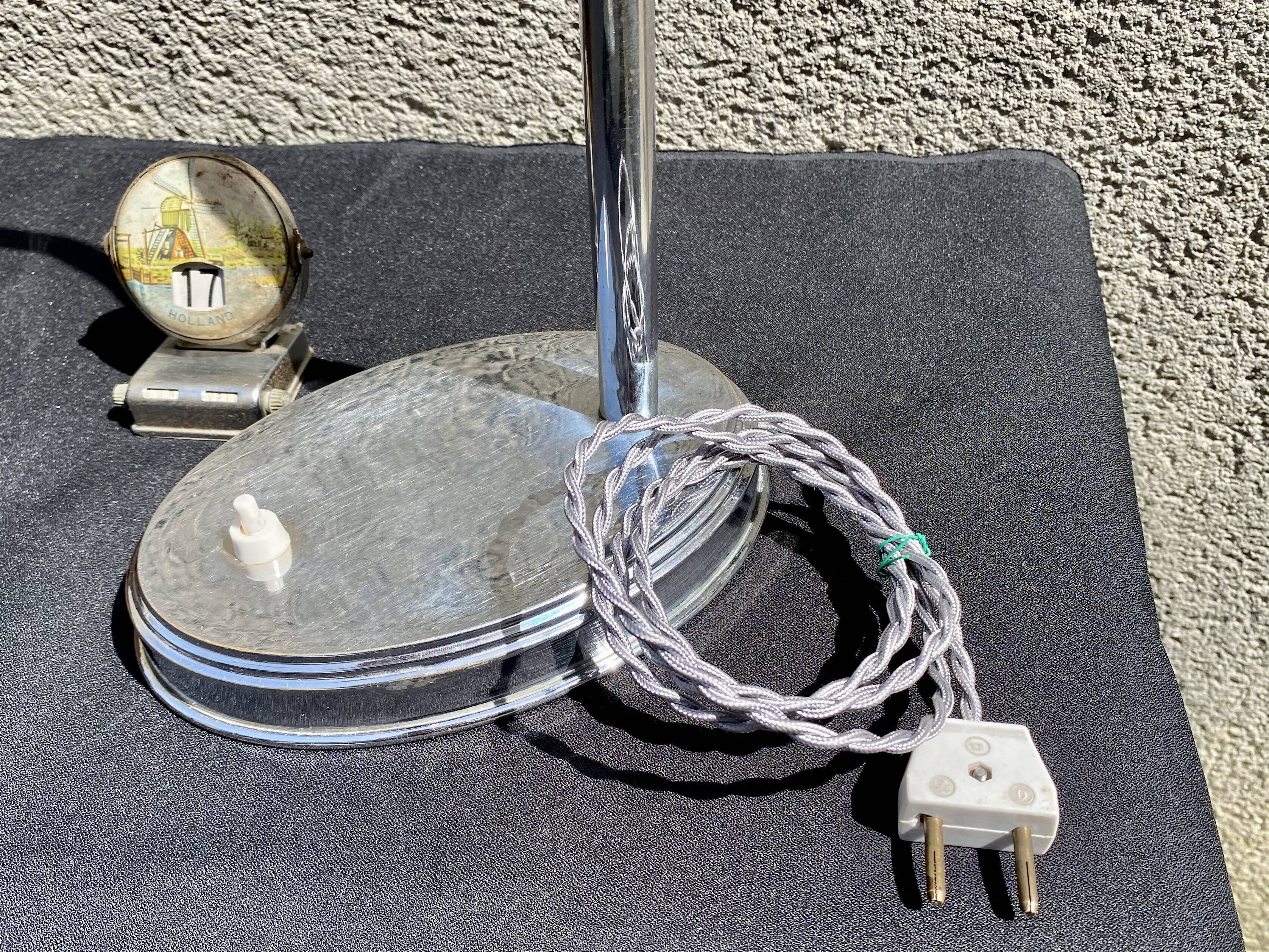 Flexible desk lamp vintage art deco design