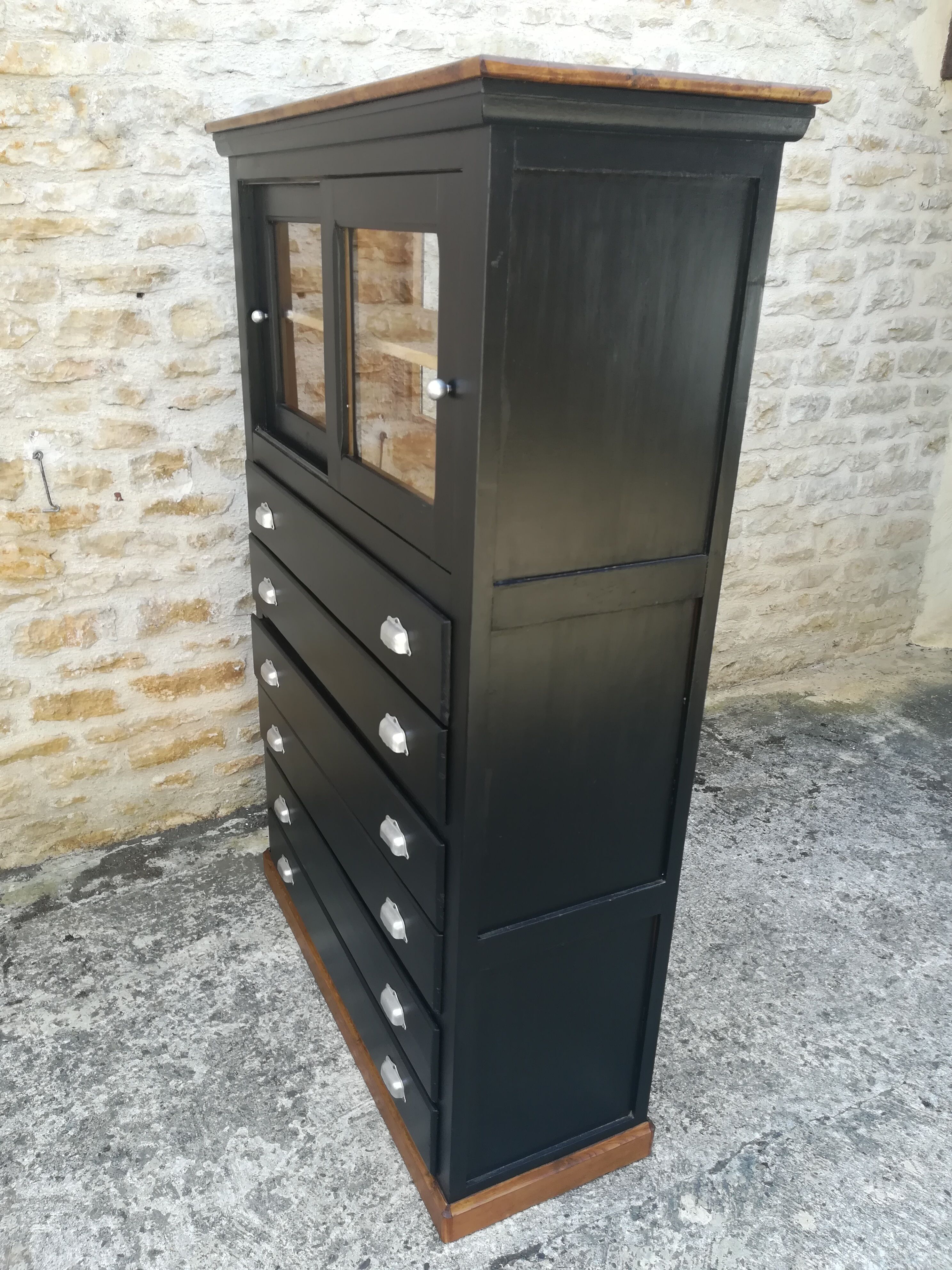 Meuble de métier a tiroirs et portes coulissante