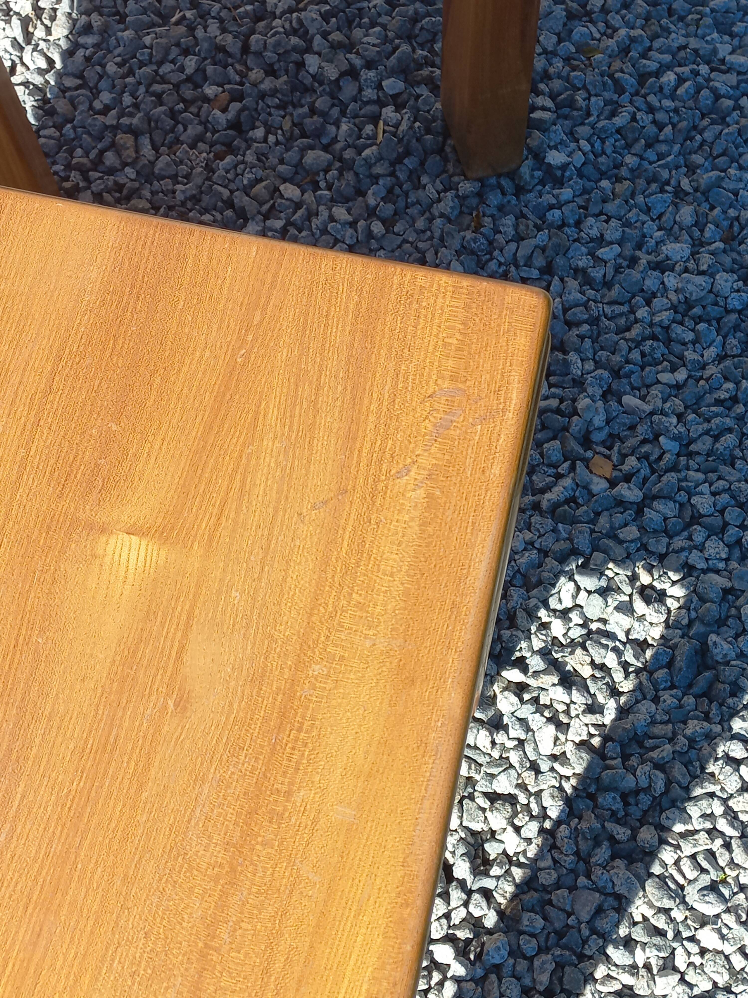 Paire de chevets en orme massif de la maison Regain