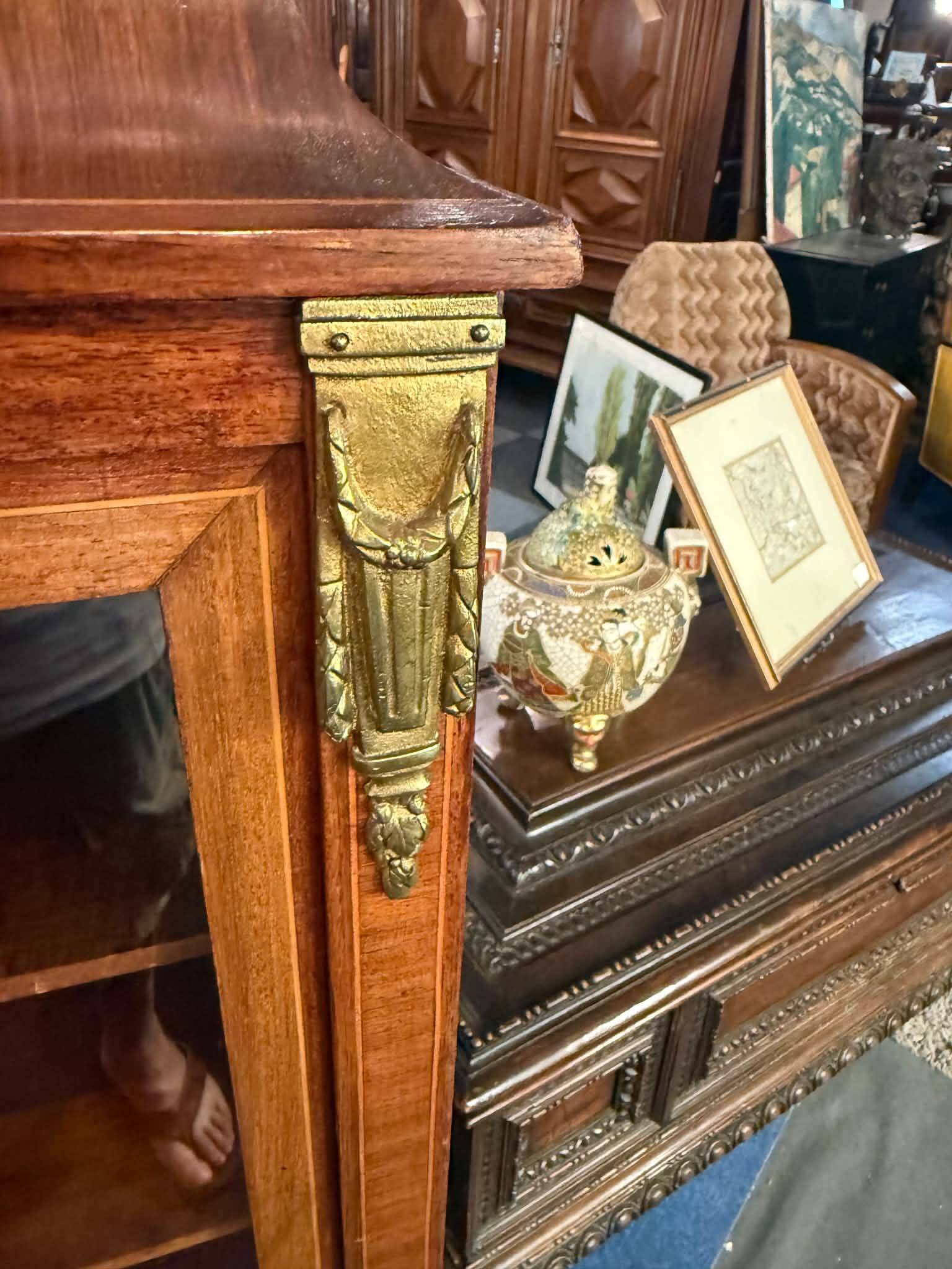Vitrine Louis XVI marqueté