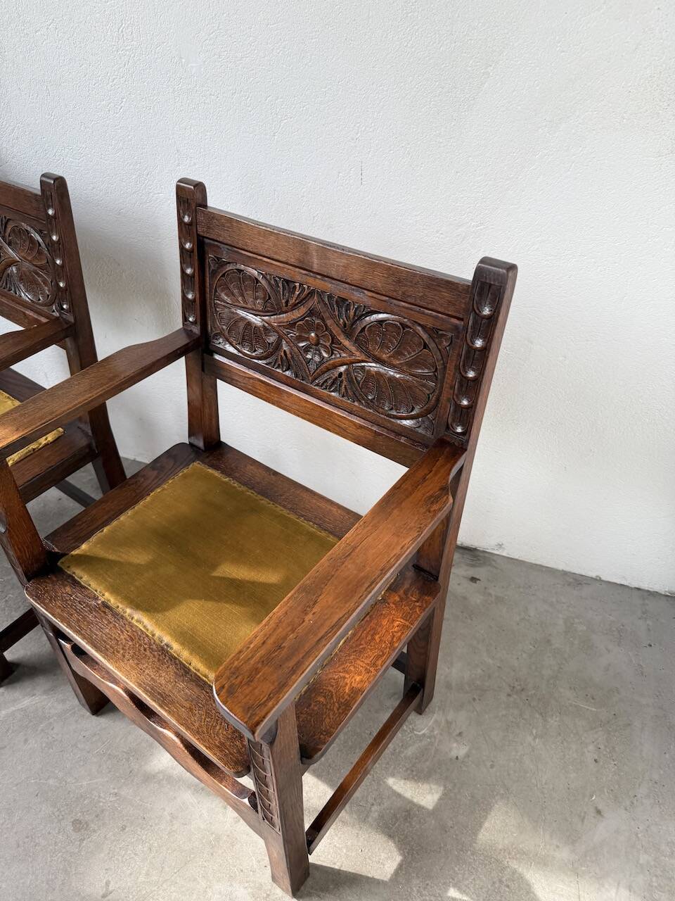 Paire de fauteuils style espagnol bois sculpté 1900