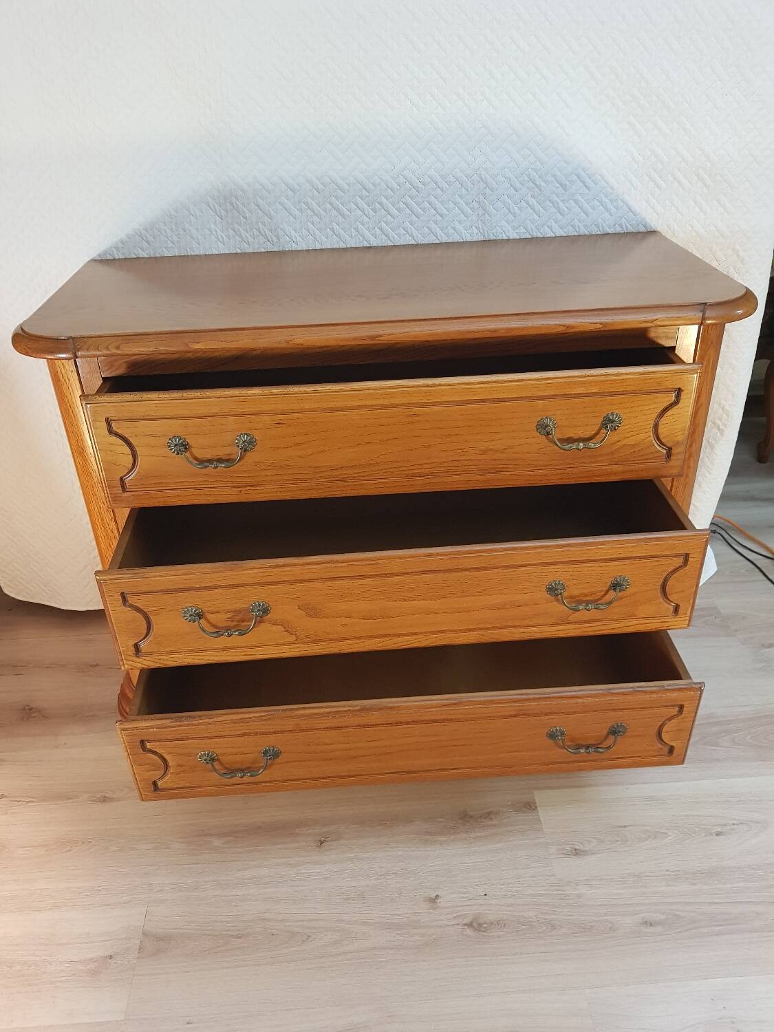 Commode vintage en bois massif