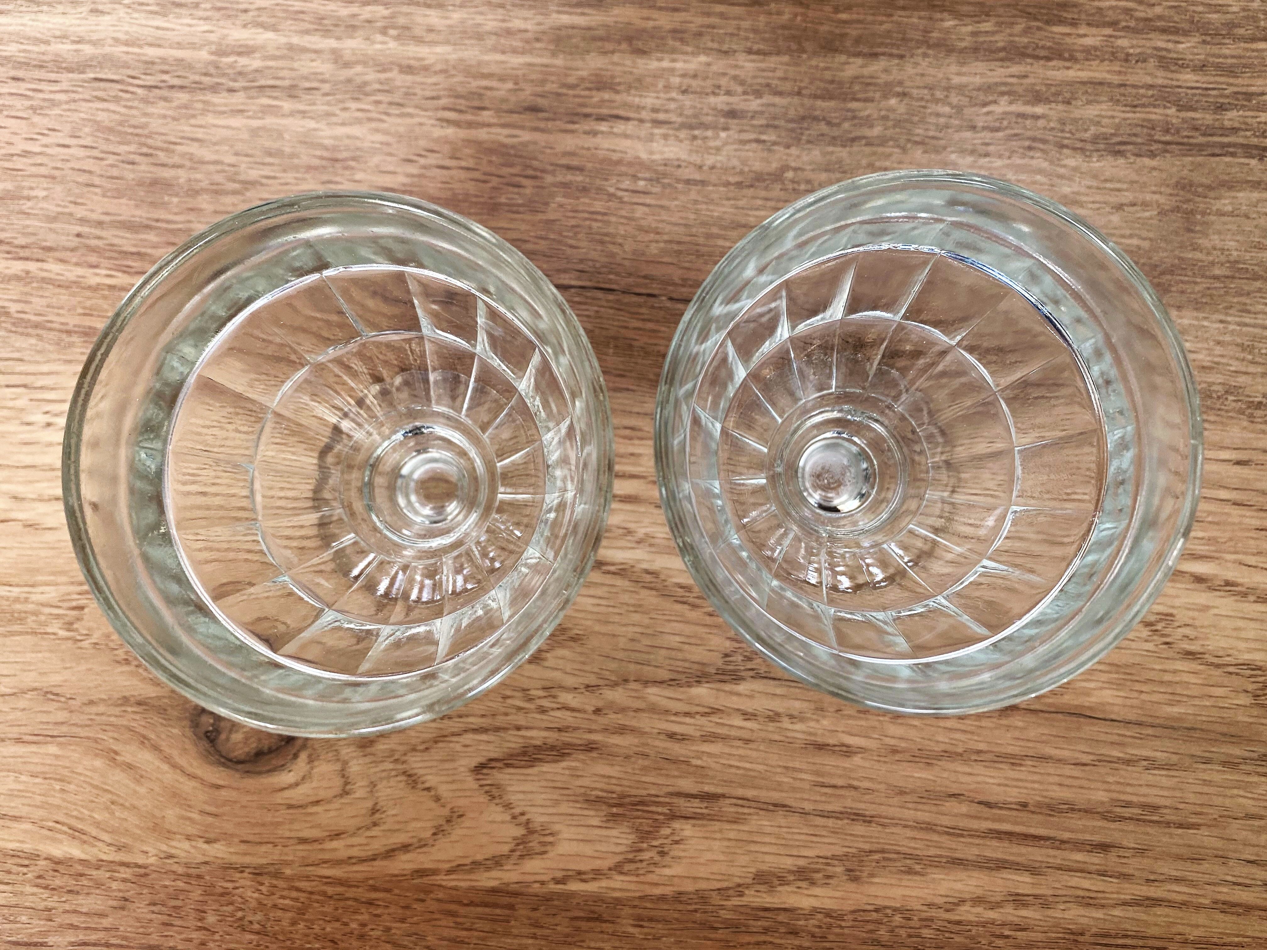 2 wine glasses