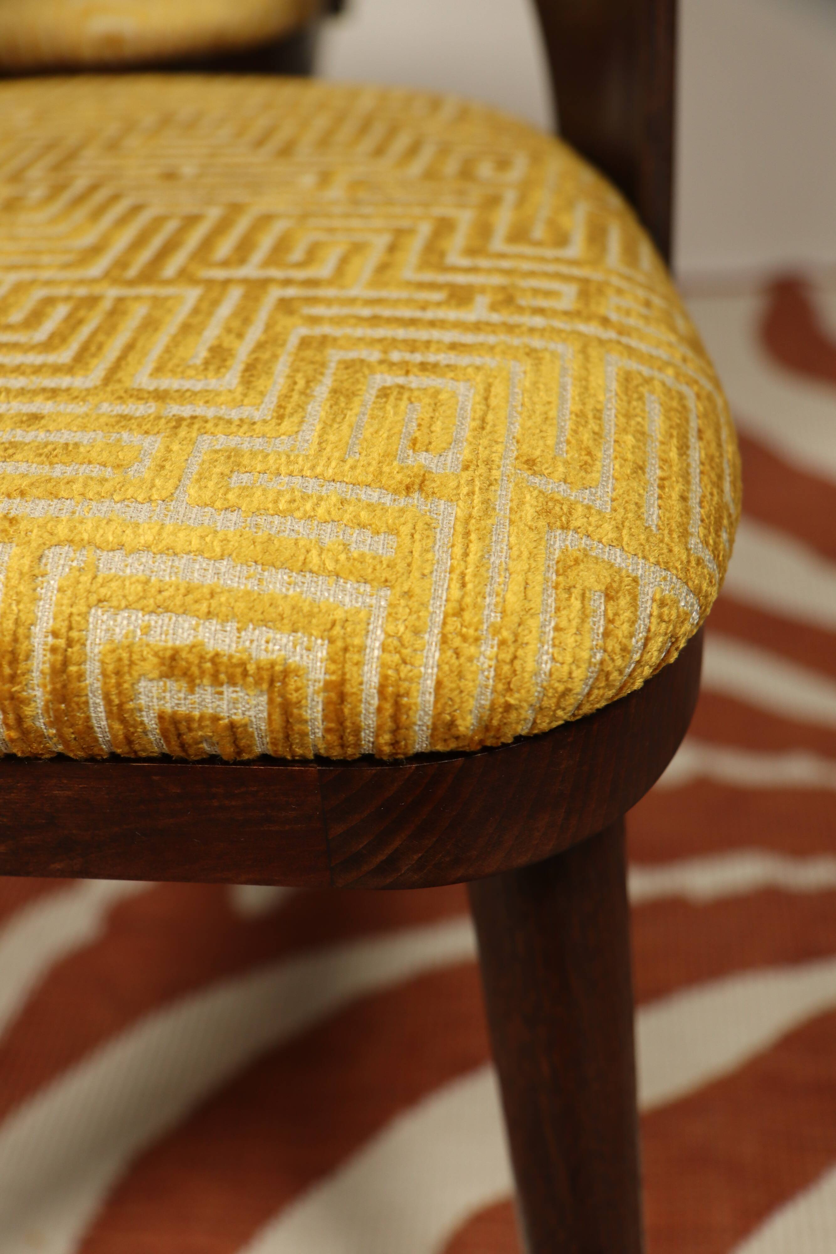 Ensemble de 4 chaises de salle à manger de style art déco en bois de chêne marron chocolat avec revêtement géométrique