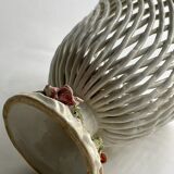Cut in braided earthenware and decoration of roses. Perfect condition.