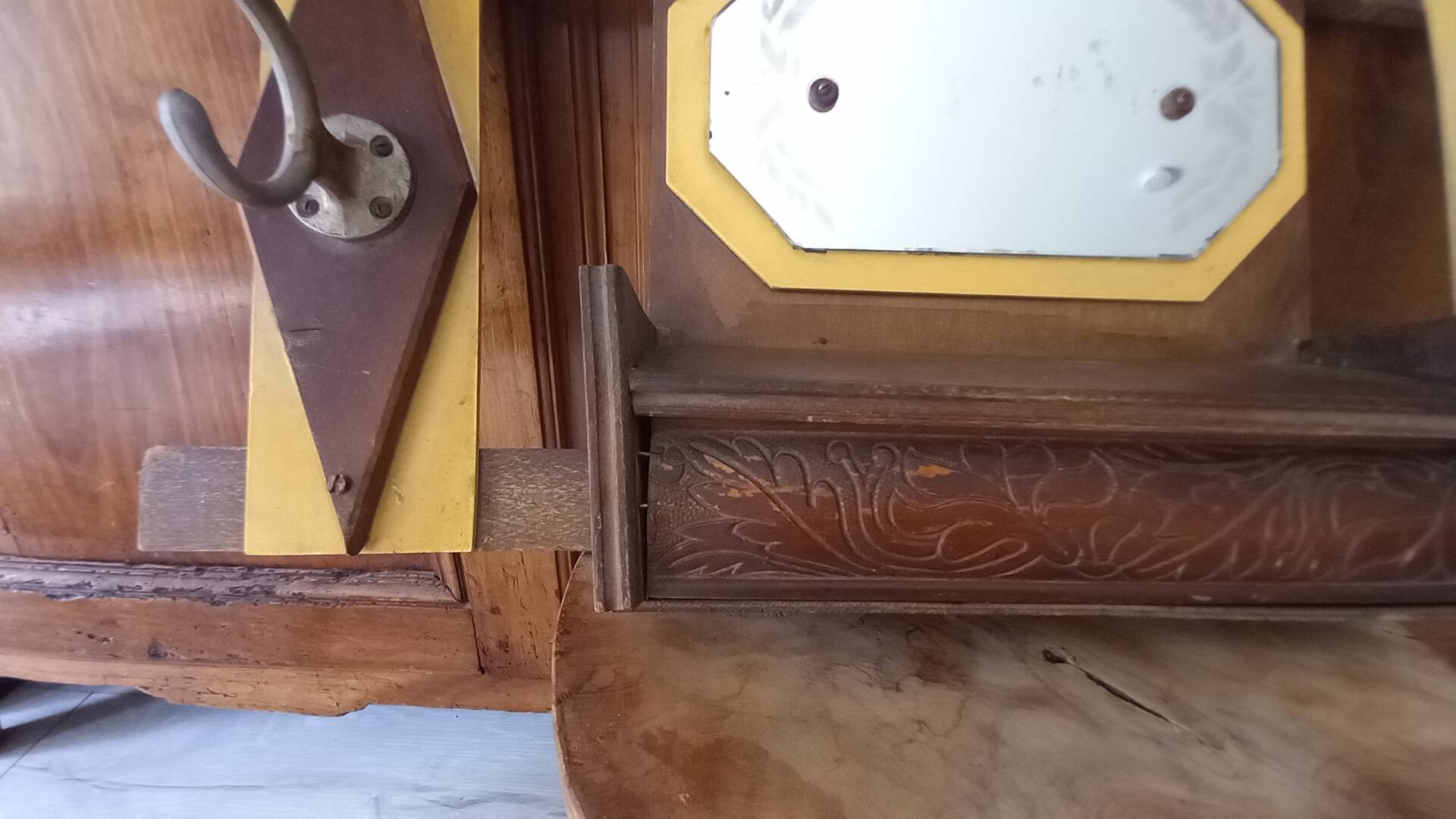 Vintage Art Deco wall coat rack in two-tone wood with engraved mirror.