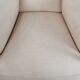 Fauteuil au design Art Nouveau avec un revêtement en tissu léger et luxueux.