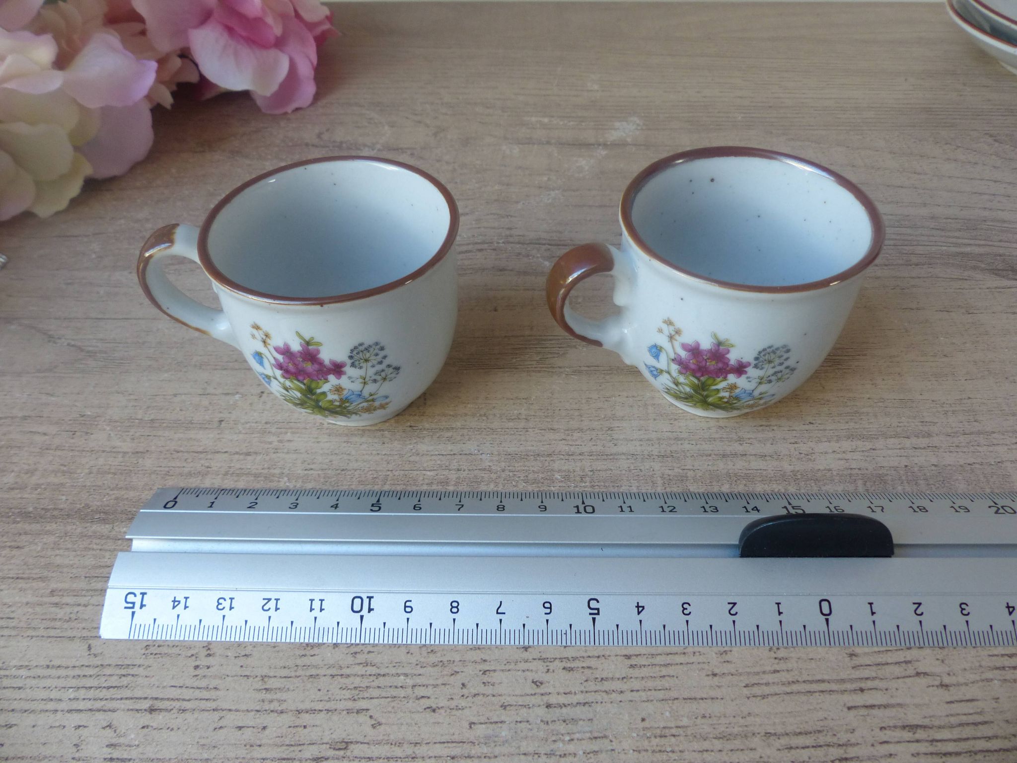 Set of two flowered stoneware cups with saucer from the 1980s.