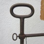Tripode gallows lamp
