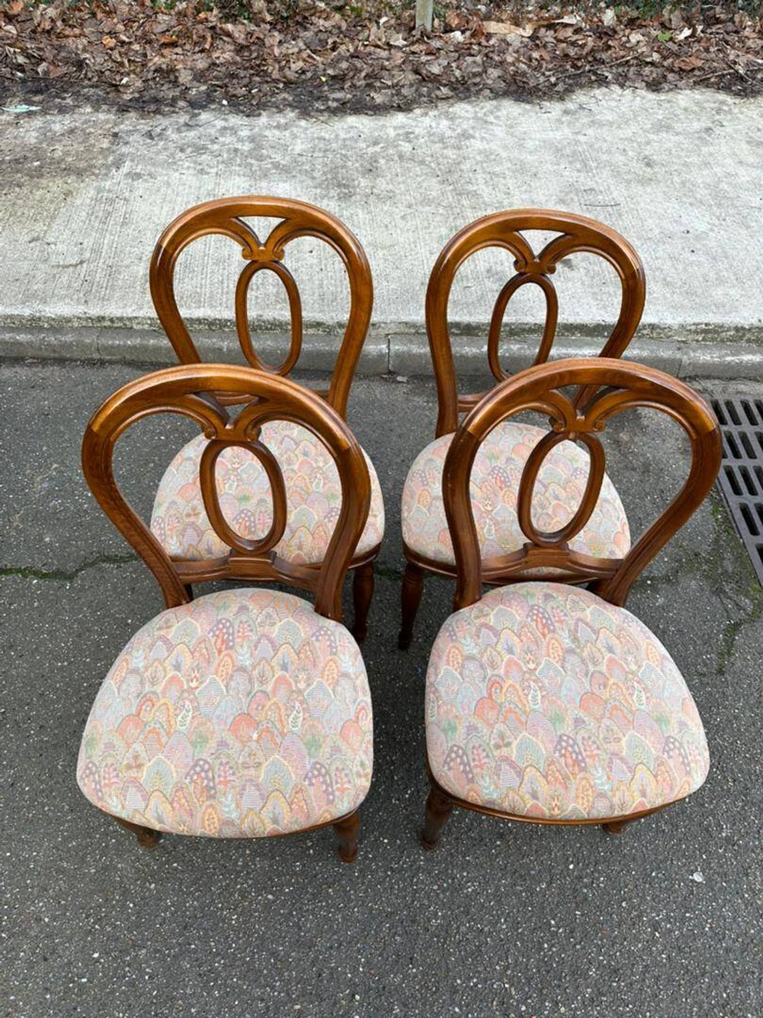 4 Louis Philippe chairs in solid wood and floral fabric.