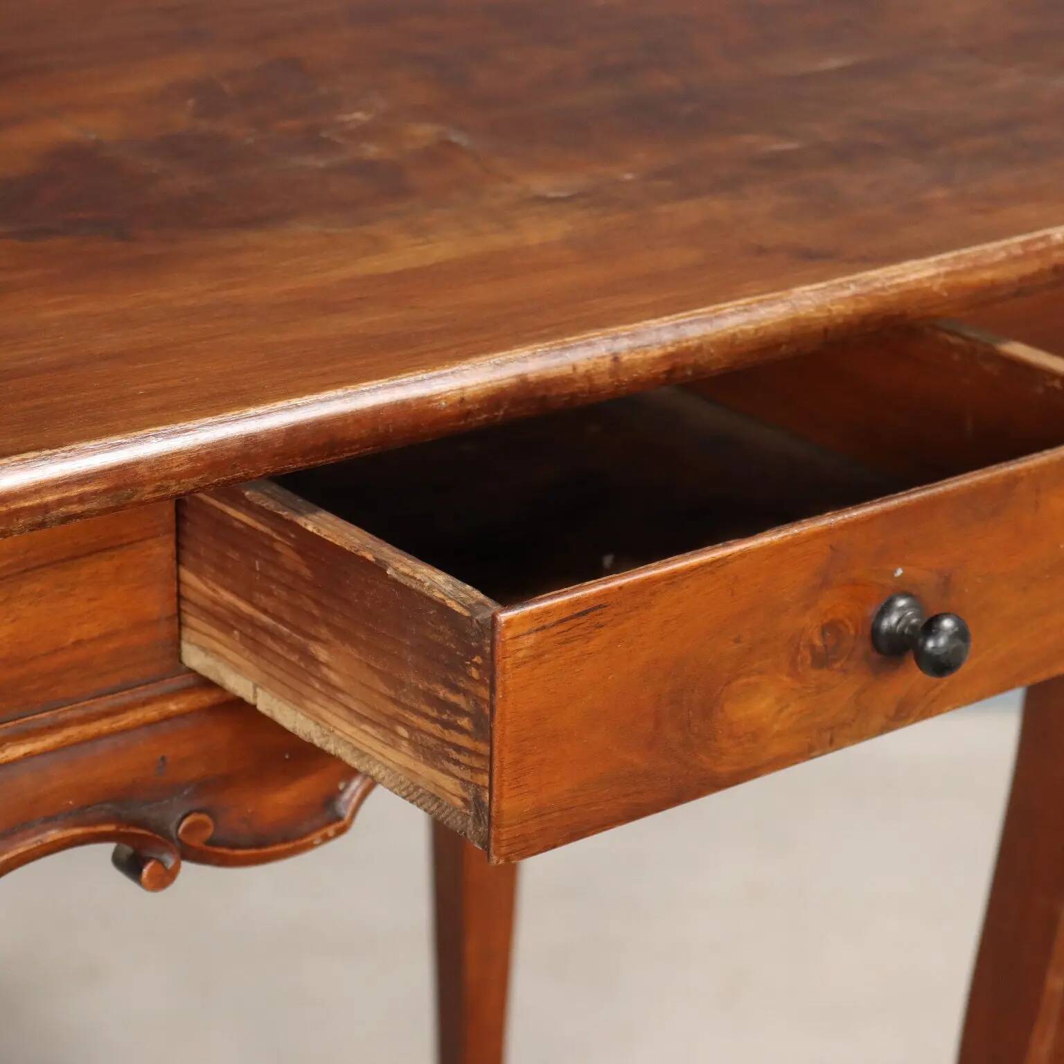 Antique writing desk in carved walnut, Italy, 19th century.