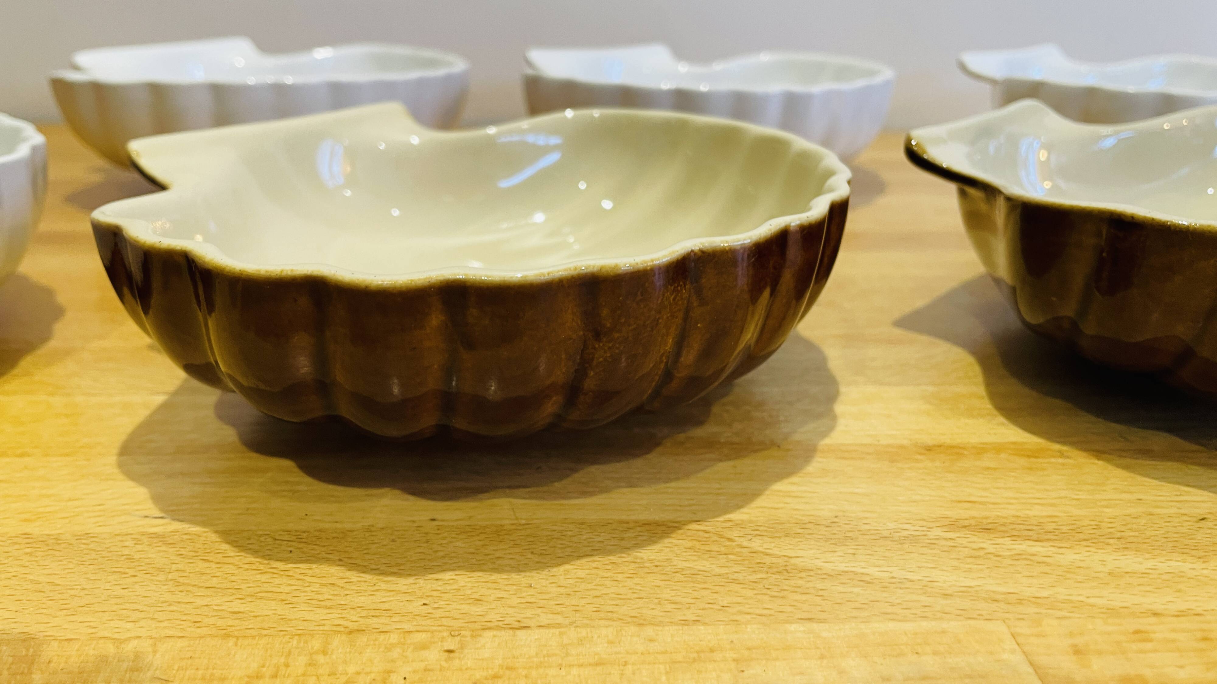 Shell-shaped plates. Scallop shell. Ceramic.