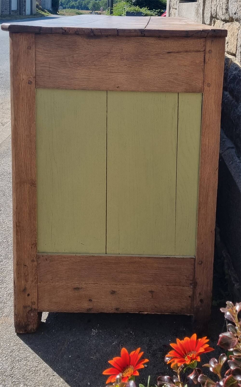 Low country sideboard, solid wood, stylized, late 18th century.
