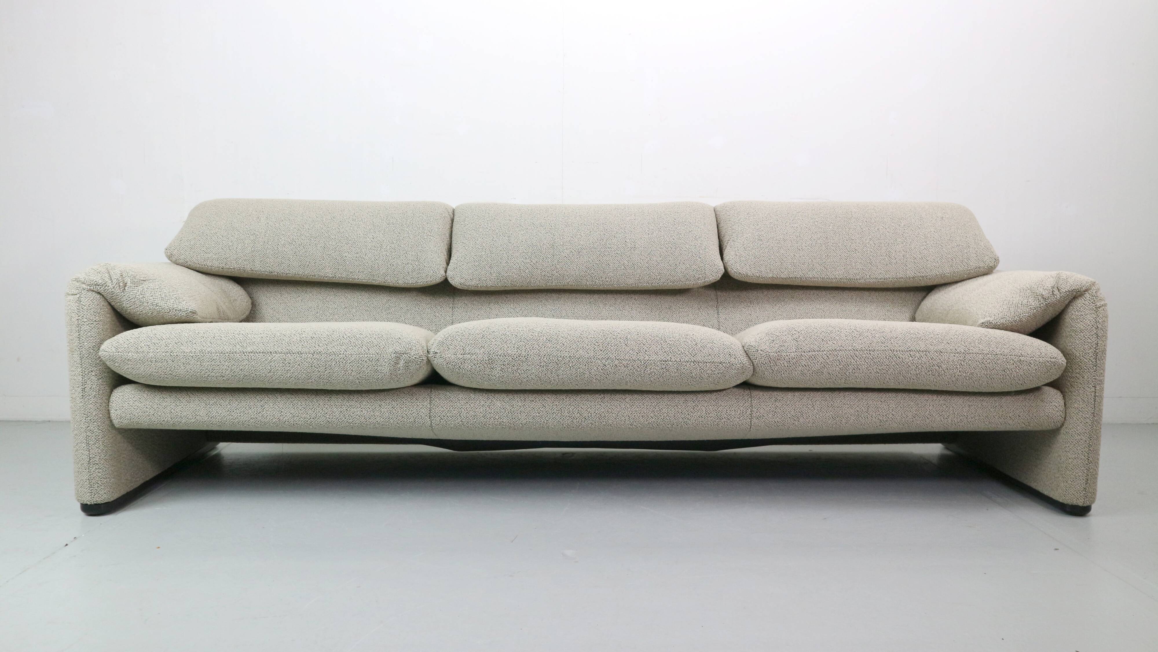Vico Magistretti "Maralunga" Canapé 3 places nouvellement rembourré pour Cassina